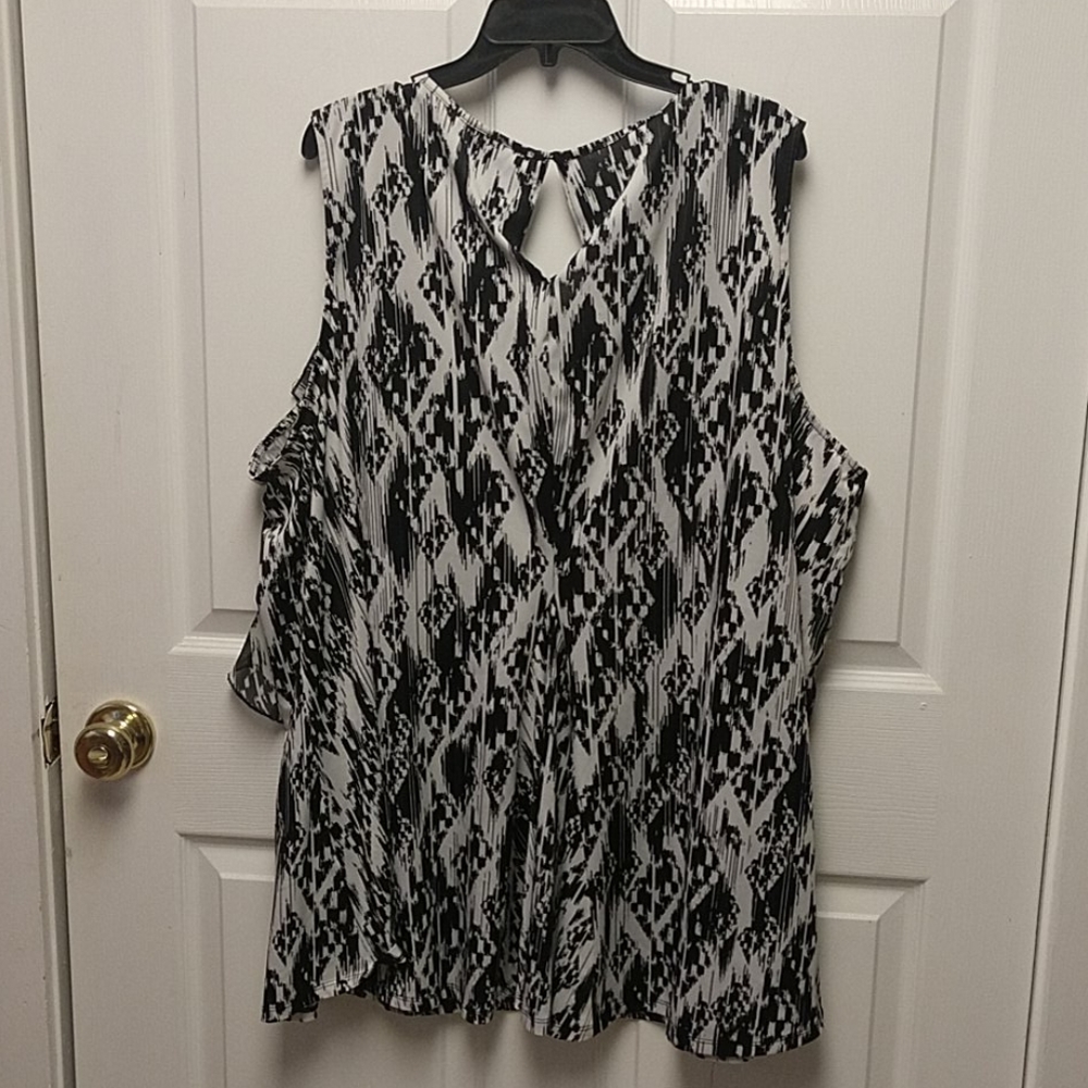 Avenue Sleeveless Tunic Top 30/32